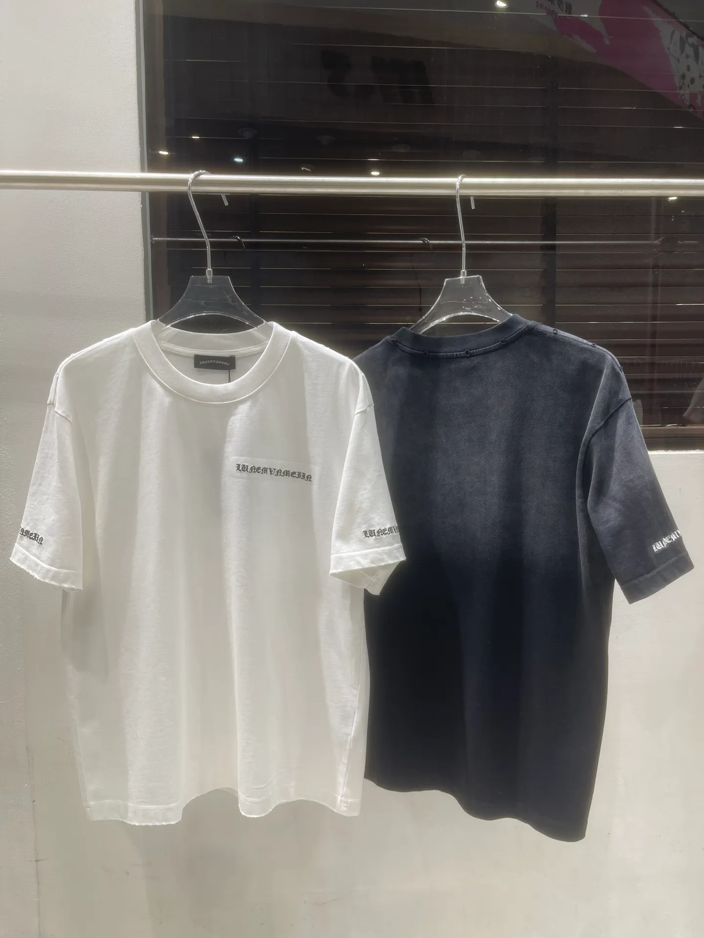 : Black White Sizes: m~3x
